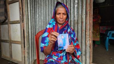 Fatema, une femme bangladaise âgée de 40 ans, tenait une photo de sa fille Shamsun Nahar, décédée à l'âge de 12 ans en juin 1022 à Jamalganj (district de Sunamganj), lors du quatrième jour de l'inondation de cette ville. Shamsun, atteinte de paralysie cérébrale, est tombée gravement malade avec une forte fièvre, mais aucune aide n'était disponible. 