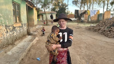Margret, une Malawienne âgée de 26 ans, tenant sa fillette Peace (âgée d’un an) dans ses bras. 