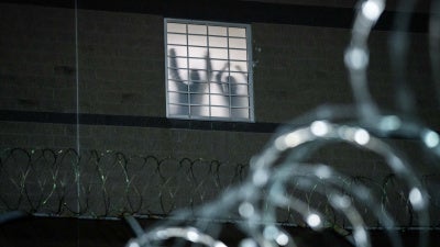 Gefangene stehen an einem Fenster im Gebäude der Einwanderungsbehörde in der Delaney Hall in Newark, New Jersey, wo die ICE derzeit festgenommene Einwanderer*innen unterbringt (26. Mai 2026).