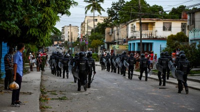 Policías antidisturbios patrullan las calles tras una manifestación contra el gobierno del presidente Miguel Díaz-Canel en el municipio de Arroyo Naranjo, La Habana, Cuba, el 12 de julio de 2021.
