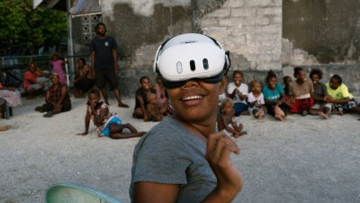 Ein Einwohner der Gemeinde Ngongosila in der Provinz Malaita auf den Salomonen betrachtet während einer Vorführung Inhalte in Virtual Reality