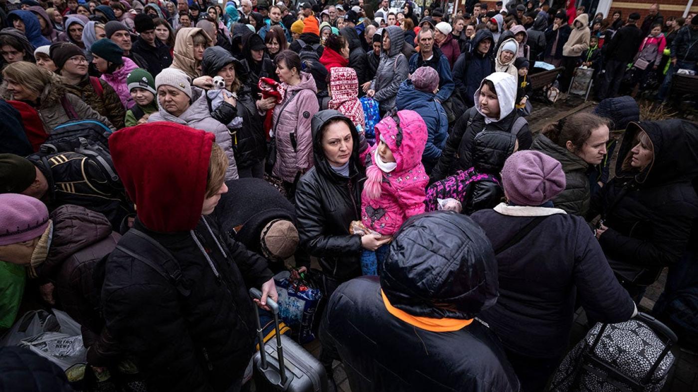  6

4月8日，克拉马托尔斯克（Kramatorsk）火车站遭集束弹药攻击。一枚装载50枚子弹药的 Tochka-U 短程弹道导弹击中克拉马托尔斯克最大火车站，当时大批平民正在等待登上疏散列车以躲避俄军日益频繁的攻势。此次攻击造成包括儿童在内的平民58人死亡、百余人受伤，也是单一攻击导致平民死伤最多的事件之一。

&nbsp;

阅读详情
播放影片

&nbsp;
 Families arrive at the train station in Kramatorsk as they attempted to evacuate the Donbas region of eastern Ukraine. © 2022 Fadel Senna/AFP via Getty Images