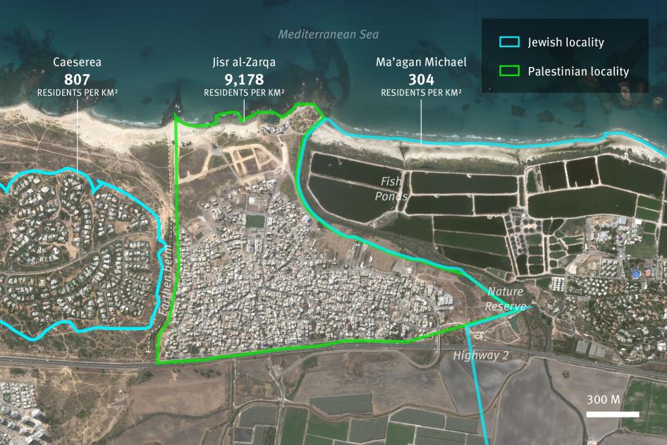 Image satellite enregistrée le 27 octobre 2019, montrant la forte densité de population de la ville israélienne de Jisr al-Zarqa, habitée majoritairement par des citoyens palestiniens, en comparaison avec la ville de Césarée, à prédominance juive (au sud, partie gauche de l’image), et le kibboutz Ma’agan Michael (au nord, partie droite de l’image).