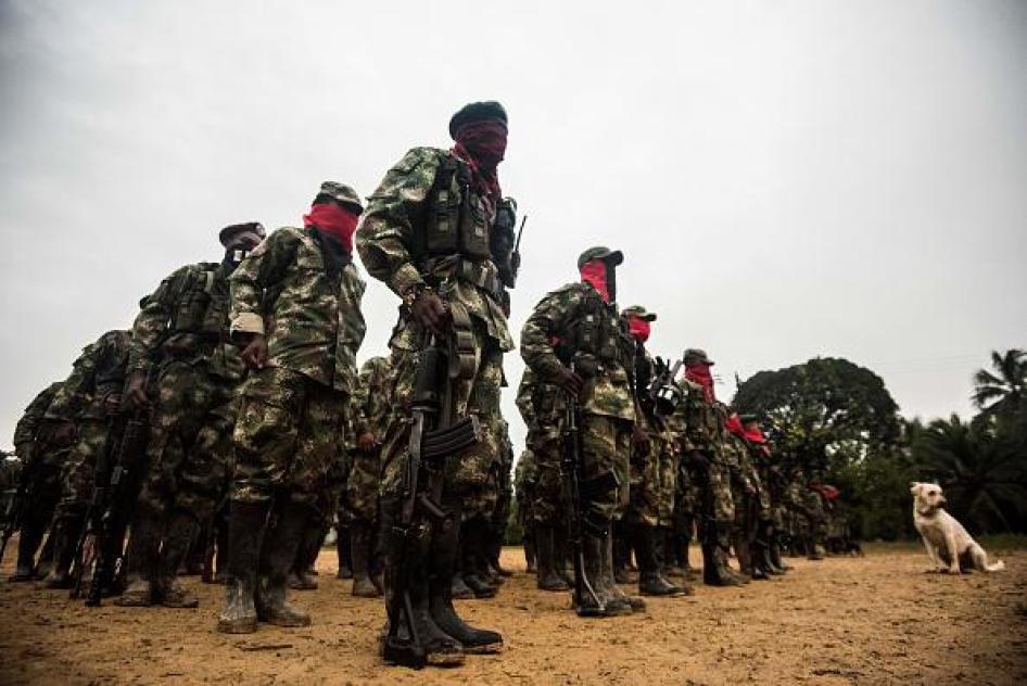 Miembros del Ejército de Liberación Nacional (ELN) hacen su formación en un campamento a las orillas del río San Juan, en el departamento de Chocó, Colombia, el 21 de noviembre de 2017.