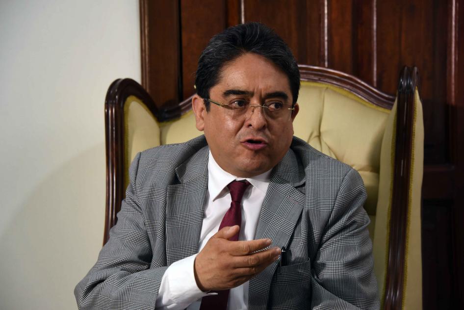 El procurador de los derechos humanos de Guatemala, Jordan Rodas, habla durante una rueda de prensa después de una reunión con miembros de la organización "Orgulloso de mi PNC" (Policía Nacional Civil), conformada por familiares de agentes de policía, en Ciudad de Guatemala el 17 de julio de 2018.
