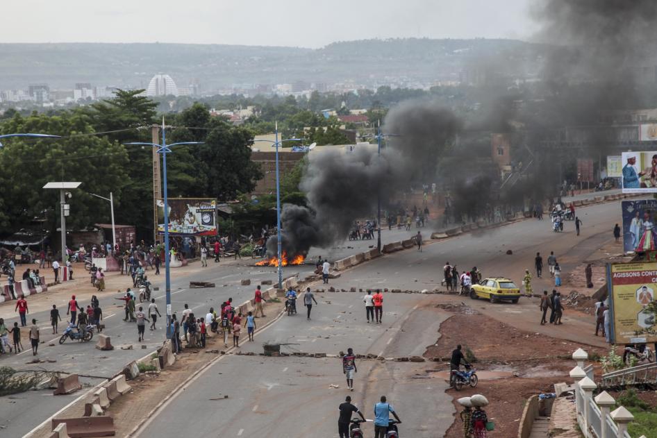 Des manifestants, partisans du Mouvement du 5 Juin - Rassemblement des Forces Patriotiques (M5-RFP), barricadent des routes dans la capitale du Mali, Bamako, le vendredi 10 juillet 2020. 