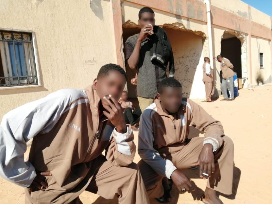 موظفون سودانيون في بلاك شيلد يقفون في مجمّع عسكري في راس لانوف بزي رسمي صادر عن جهاز حماية البنية التحتية الوطنية الحيوية (CNIA)، وهي هيئة حكومية منذ 2012 ذات ميزانية ضخمة وتوّفر الأمن لحدود الإمارات وحقول النفط.