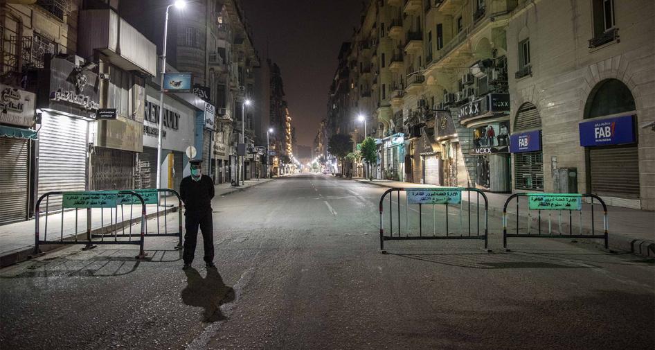 Ägyptische Sicherheitskräfte sperren Straßen während der Ausgangssperre als Präventionsmaßnahme in der Coronakrise, in Kairo, Ägypten, Sonntag, 29. März 2020.