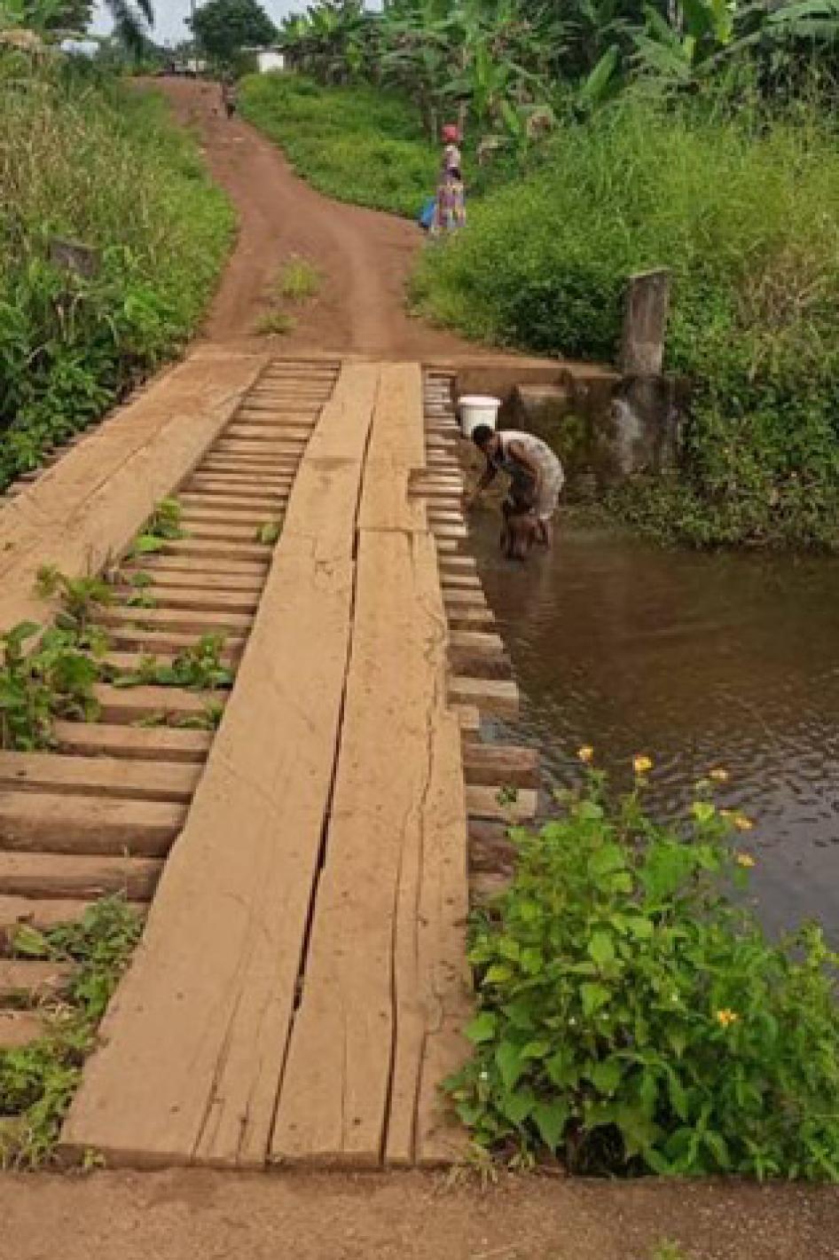 Les soldats qui ont mené l’opération du 1er mars 2020 à Ebam, dans la région du Sud-Ouest au Cameroun, ont garé leurs véhicules aux abords du village, de l’autre côté de la rivière photographiée ici en octobre 2020. 