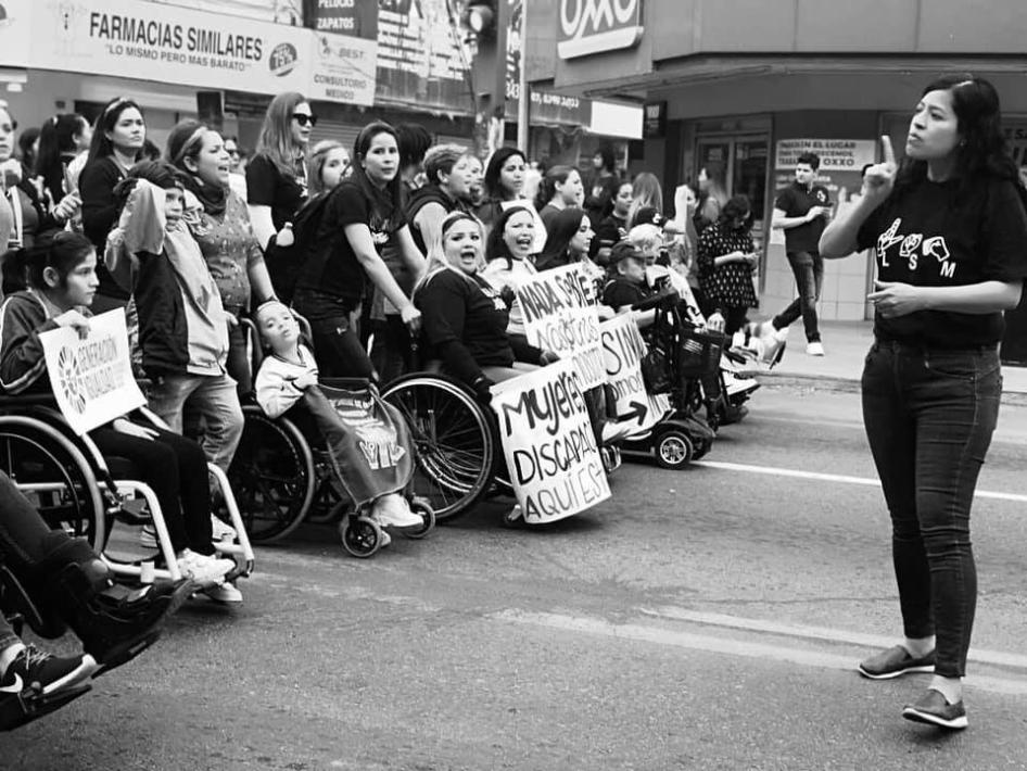 Ces femmes handicapées mexicaines manifestaient à Ciudad de México contre les violences faites aux femmes lors de la Journée internationale de la femme, le 8 mars 2020. A droite, la jeune femme fournissait une interprétation en langue des signes, pour les participantes malentendantes.