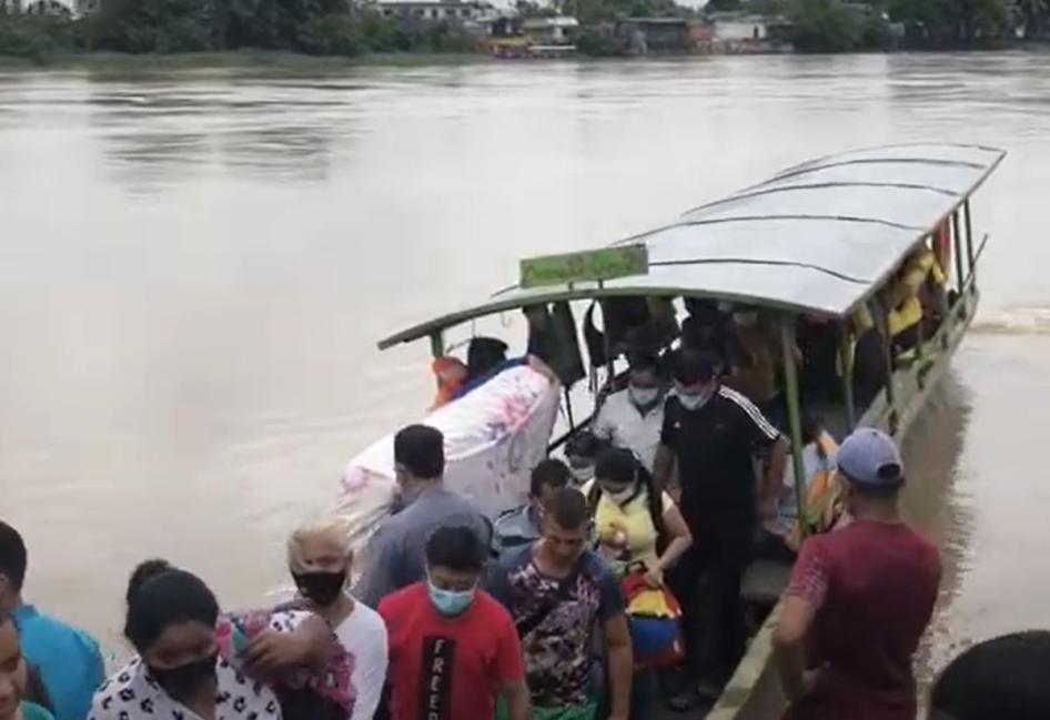 Un groupe de Vénézuéliens sur une embarcation fuient l’l'État d'Apure (dans l'est du Venezuela), où les forces de sécurité ont commis divers abus, afin de chercher refuge dans l'État d'Arauca, en Colombie. Le fleuve Arauca est située à la frontière entre les deux pays.