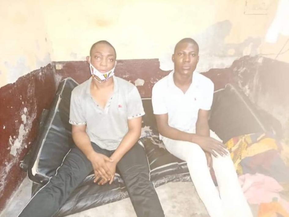 Loïc Njeuken (alias « Shakiro ») et Roland Mouthe (alias « Patricia »), deux femmes transgenres, dans une prison de Douala, au Cameroun, en mars 2021. 