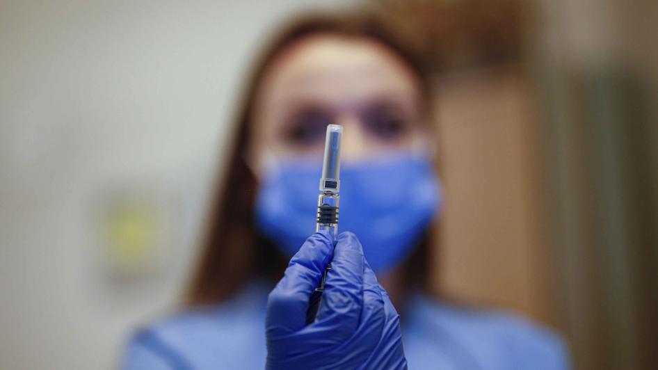Une professionnelle de la santé tient une dose d'un vaccin COVID-19 à Istanbul, en Turquie, le 9 octobre 2020.