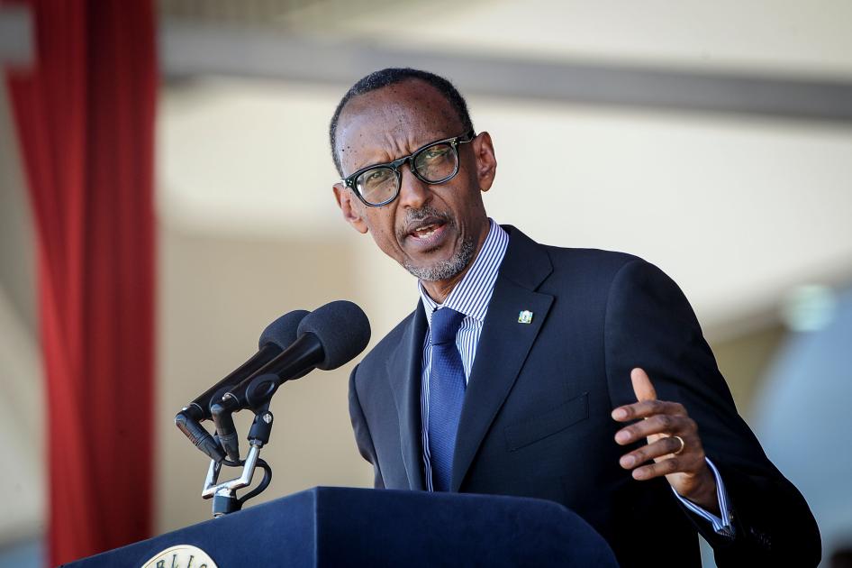 Le président rwandais Paul Kagame prend la parole lors des funérailles nationales de l’ancien président kényan, Daniel arap Moi, au stade Nyayo de Nairobi, au Kenya, le 11 février 2020. 