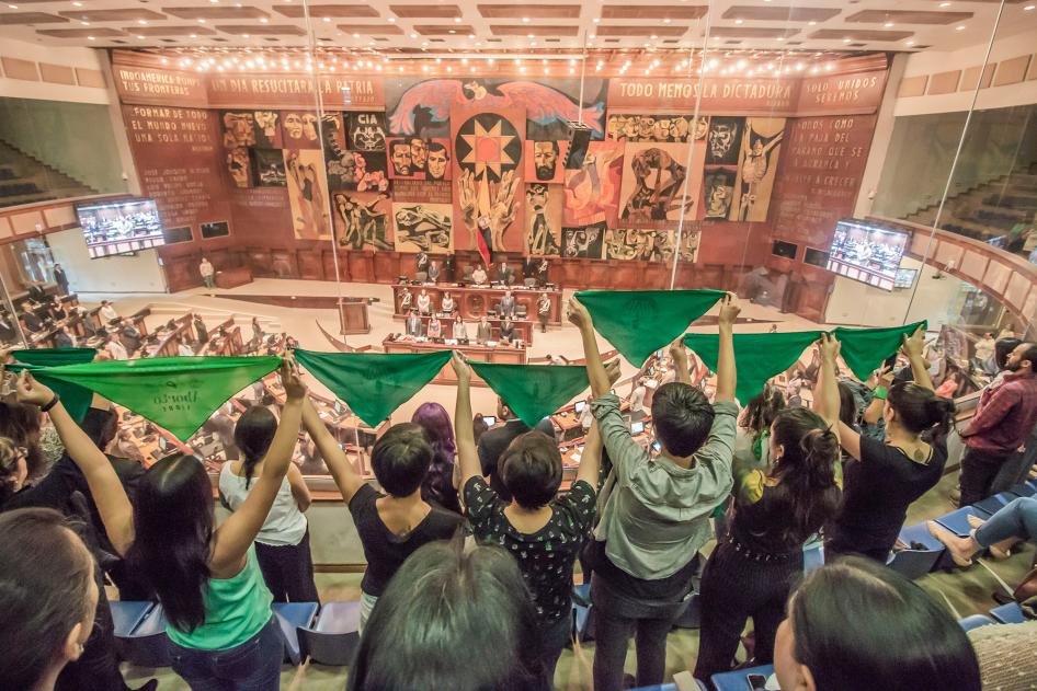 Activistas feministas y organizaciones aliadas presencian el debate sobre la reforma al Código Orgánico Integral Penal en la Asamblea Nacional de Ecuador, en el que existía la posibilidad de que los legisladores aprobaran la despenalización del aborto en casos de violación, en Quito, Ecuador, el 3 de enero de 2019. 