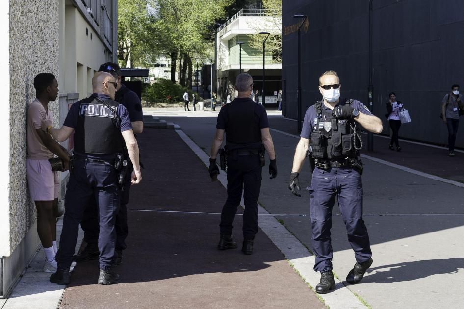 Des agents de police contrôlent les documents d'identité de passants pendant le confinement à Rennes, en France. Le 11 avril 2020. 