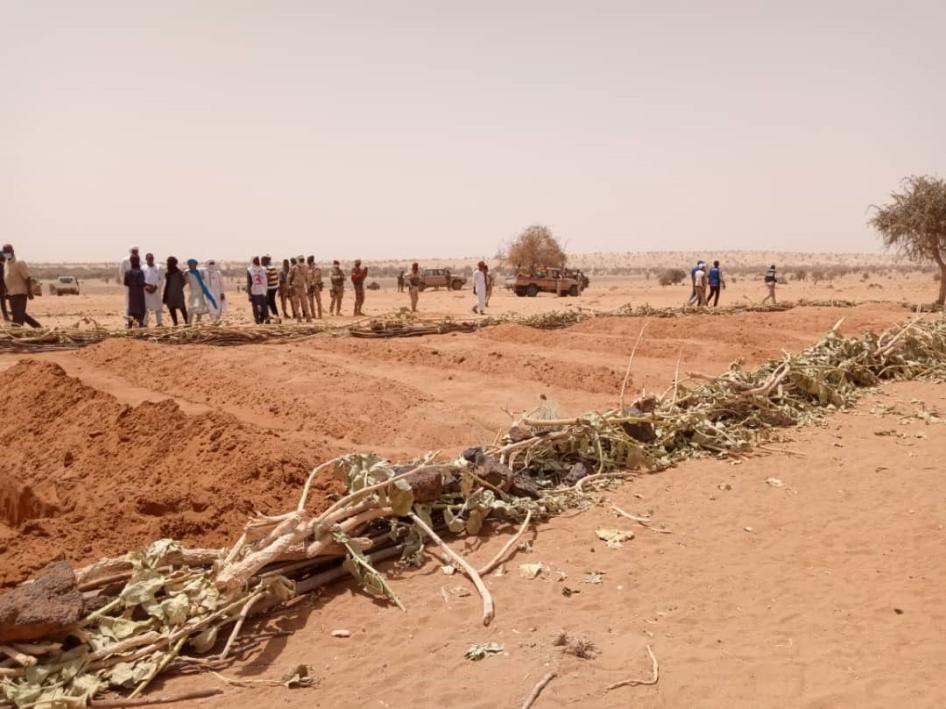Des villageois se trouvent devant un charnier contenant les corps des civils tués lors de l’attaque du 21 mars 2021, par des groupes islamistes armés, contre des villages dans la région de Tahoua, Niger. Plus de 170 villageois ont été tués lors de l’attaque, la pire atrocité de l’histoire récente du Niger.