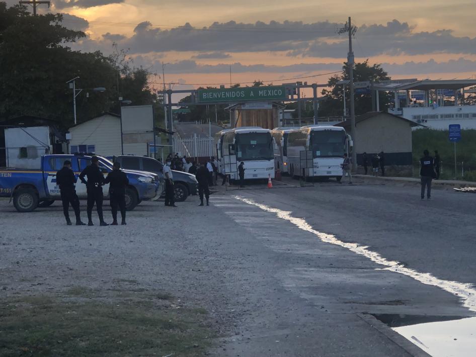 Autobuses en el lado mexicano del cruce fronterizo El Ceibo tras la expulsión de migrantes a Guatemala.