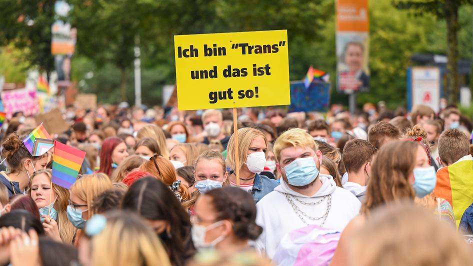 Eine demonstrierende Person auf einem Protestzug am Christopher Street Day 2021 in Oldenburg mit einem Schild mit der Aufschrift "Ich bin 'Trans' und das ist gut so!", am 21. September 2021.&nbsp;© 2021 Mohssen Assanimoghaddam/picture-alliance/dpa/AP Images