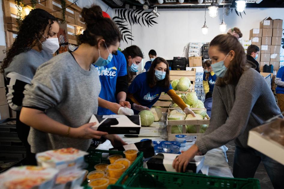 Des bénévoles de l'association Linkee préparent des boîtes de  denrées alimentaires pour des étudiants à Paris