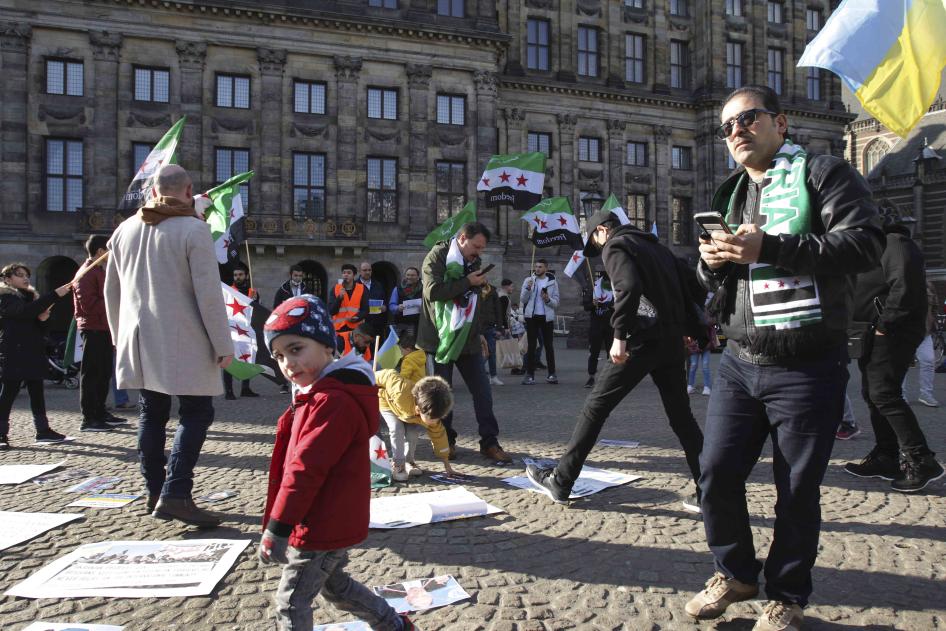 Pessoas exibem bandeiras sírias em uma manifestação