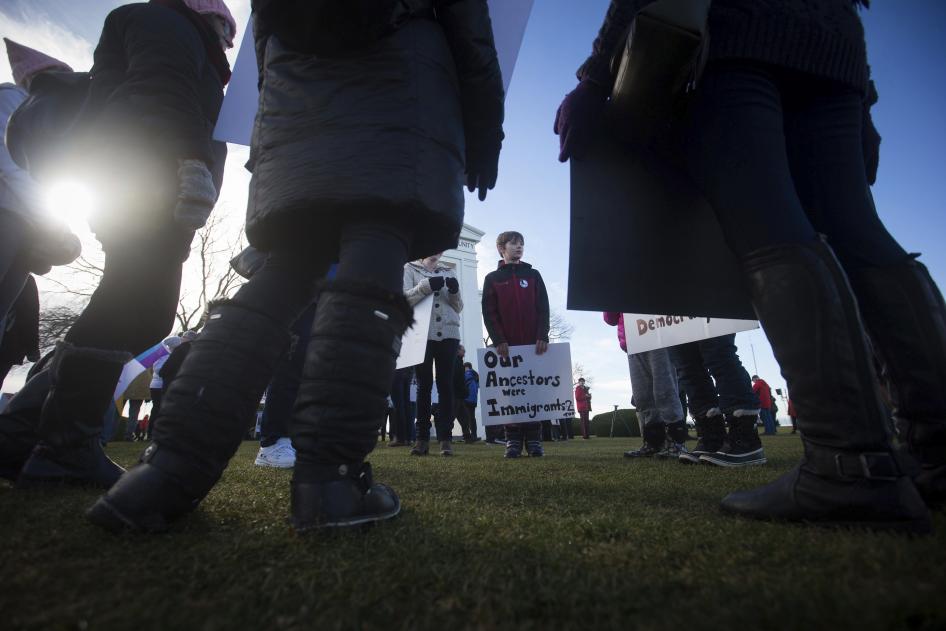 Une manifestation en faveur des droits des migrants, tenue le 12 février 2017 au point de passage frontalier « Peace Arch-Douglas » à Surrey, en Colombie-Britannique au Canada, près de la frontière avec les États-Unis. 