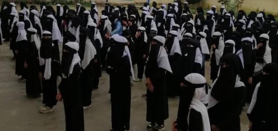 Para pelajar perempuan menghadiri pertemuan sekolah di Provinsi Balkh, Afghanistan.