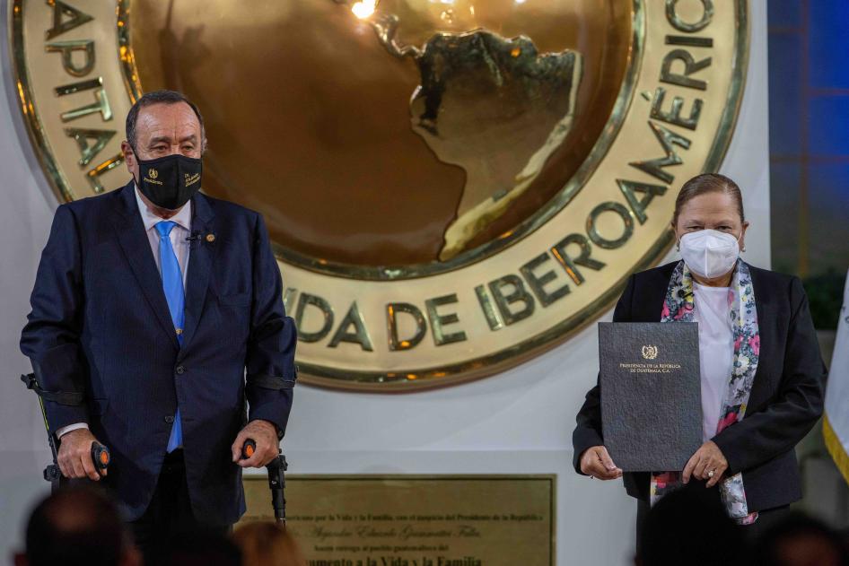 El presidente Alejandro Giammattei y la procuradora general de Guatemala, Consuelo Porras, posan para una foto tras la juramentación de Porras para otro mandato de cuatro años, en el Palacio Nacional en Ciudad de Guatemala, el 16 de mayo de 2022. 