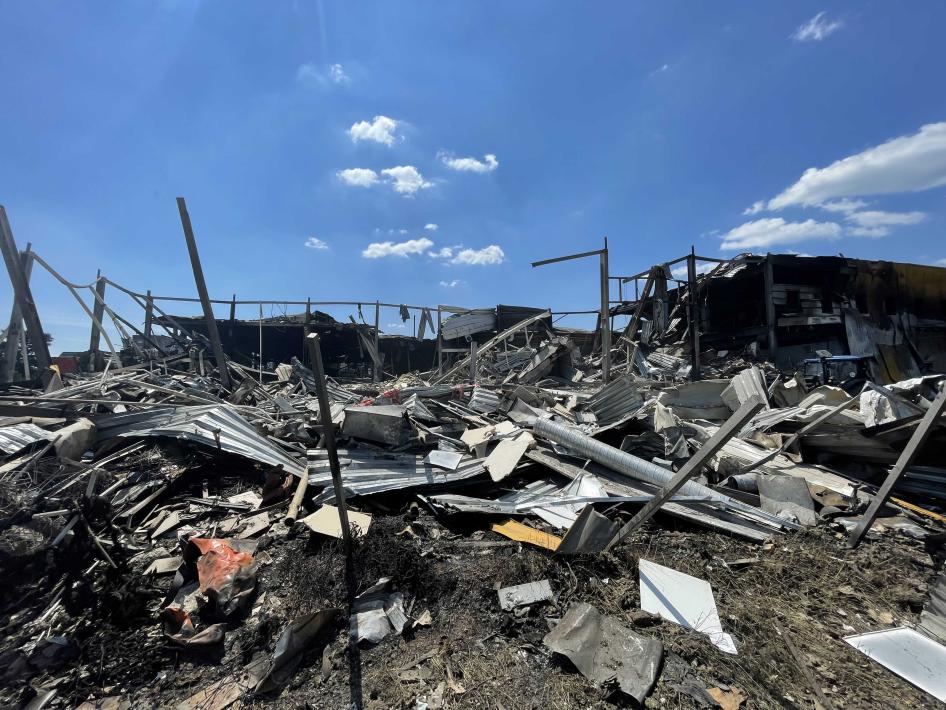 Північна сторона ТЦ у Кременчуці після удару. Фото зроблено 28 червня 2022 року.