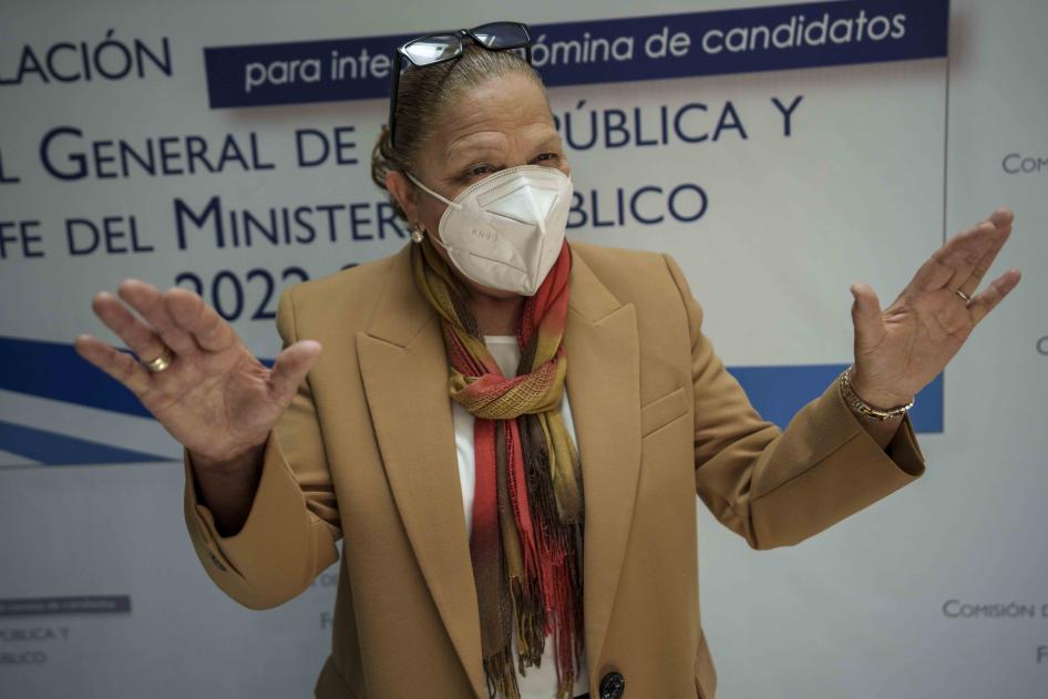La fiscal general de Guatemala, Consuelo Porras, reelecta el 16 de mayo del 2022, habla con la prensa después de una entrevista con la comisión de postulación en Ciudad de Guatemala.
