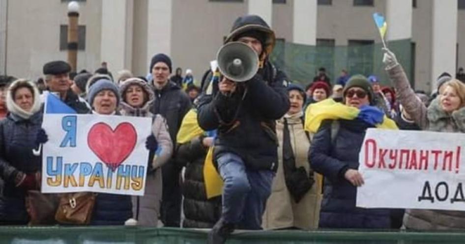 Arkadiy Dovzhenko durante una protesta en Kherson, el 9 de marzo de 2022  © 2022 Private