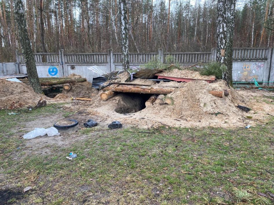 A military dugout in the yard of a school in Yahidne used by Russian soldiers while hundreds of civilians were being held in the school’s basement, April 17, 2022. © 2022 Belkis Wille/Human Rights Watch 