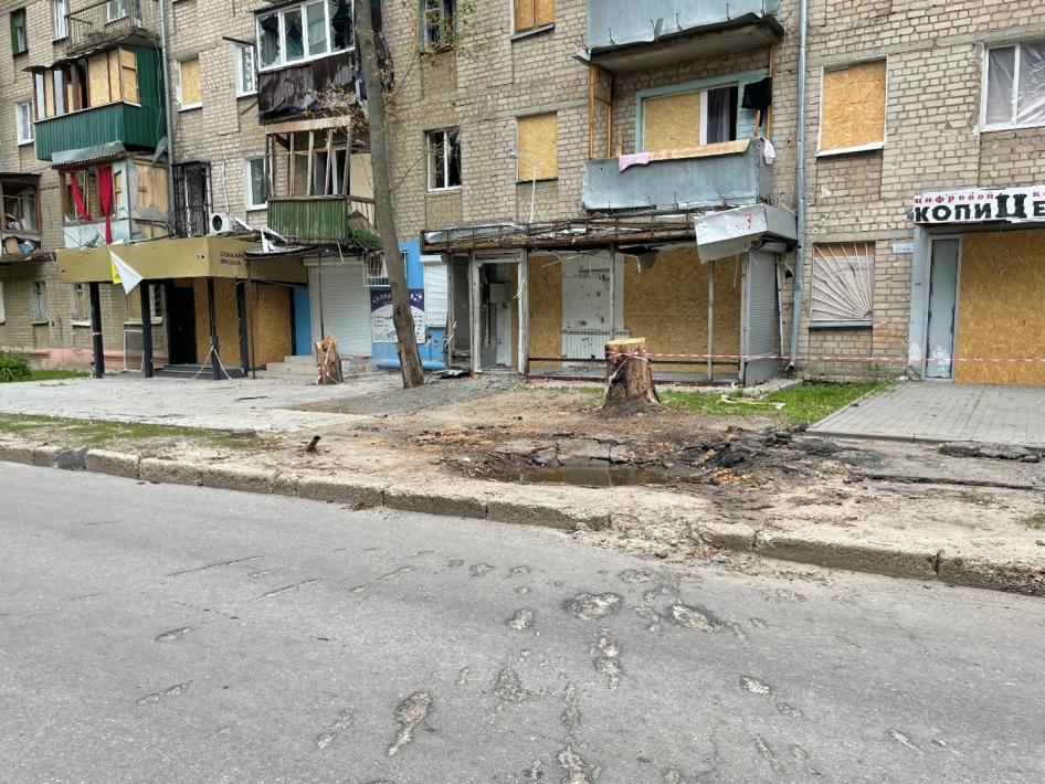Место попадания снаряда, упавшего 26 мая в густонаселенном районе Харькова и убившего мужа Олександры Коростелевой, их 4-месячного сына и еще одного мирного жителя. Всего в ходе обстрела по городу было выпущено не менее шести таких снарядов. 27 мая 2022 г. 