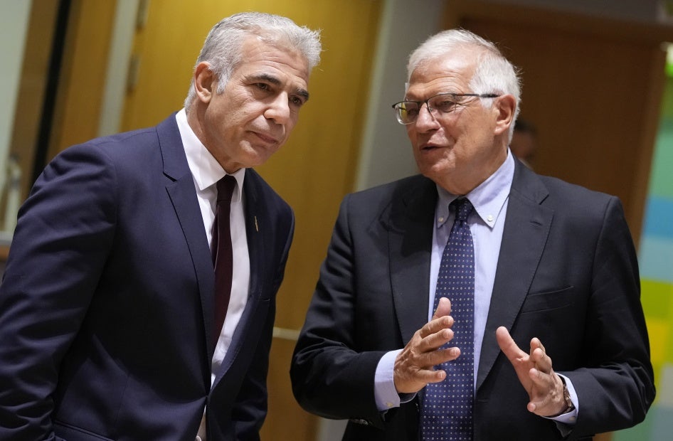 יאיר לפיד, שר החוץ הישראלי דאז וראש ממשלת ישראל בהווה, משוחח עם הנציג העליון של האיחוד האירופי לענייני חוץ ומדיניות ביטחון, ג'וזף בורל, במהלך פגישה של שרי החוץ של האיחוד האירופי בבריסל בחודש יולי 2021.