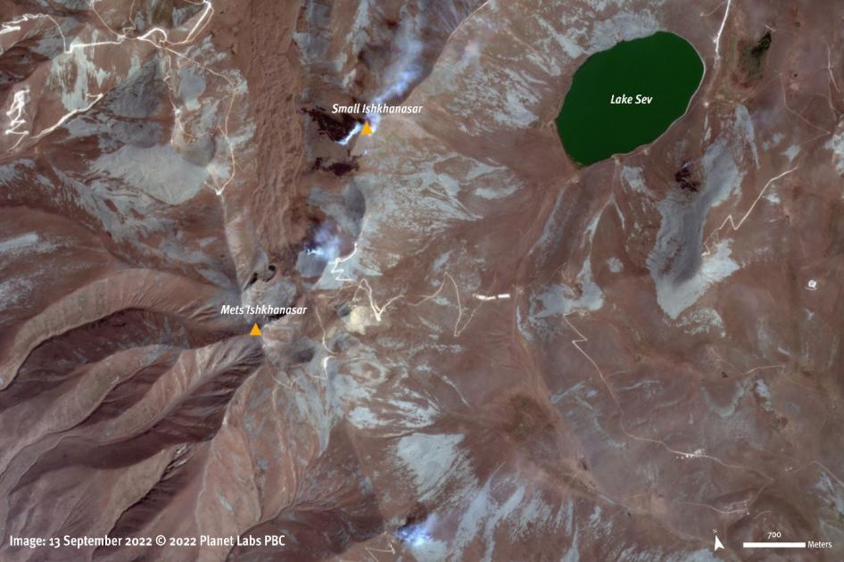 Smoke plumes and burn scars emerging around the Mets Ishkhanasar Mountain, as of September 13 2022, 09:19 am CET  (11:19 am local time) . Satellite image