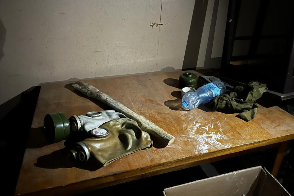 Máscaras de gas abandonadas en una habitación del sótano de la comisaría central de Izium, donde las fuerzas rusas retuvieron y torturaron a numerosas personas. Dos hombres retenidos allí dijeron que sus captores les obligaron a ponerse máscaras de gas en la cara cuando sus gritos por los abusos eran demasiado fuertes, 23 de septiembre de 2022.