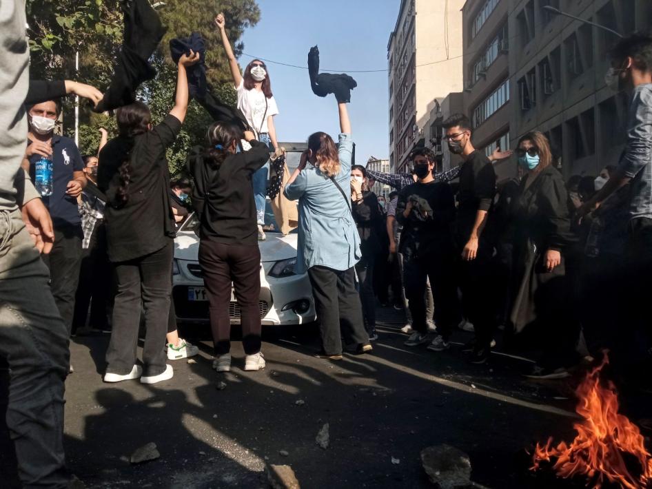 Mujeres iraníes protestan el 1 de octubre de 2022 por la muerte de Mahsa (Jina) Amini tras haber sido detenida por la policía de la moral, en Teherán. 