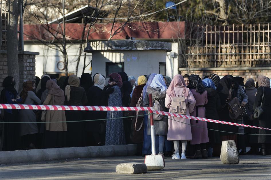 Des étudiantes afghanes étaient regroupées devant l’une des entrées de l'Université de Kaboul en Afghanistan, le 26 février 2022.