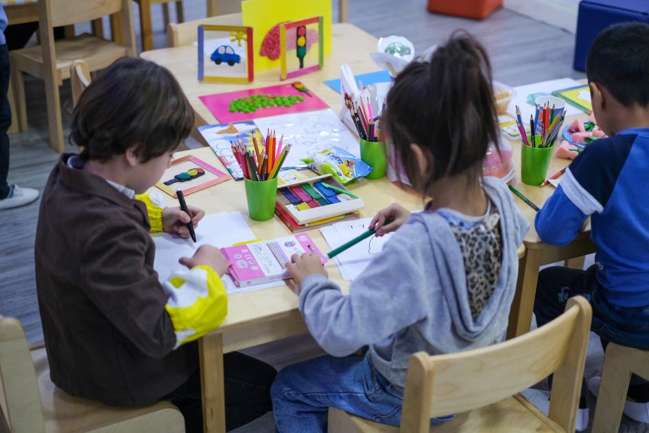 Schüler*innen in einem Vorschulklassenzimmer in Taschkent, Usbekistan, 2021.