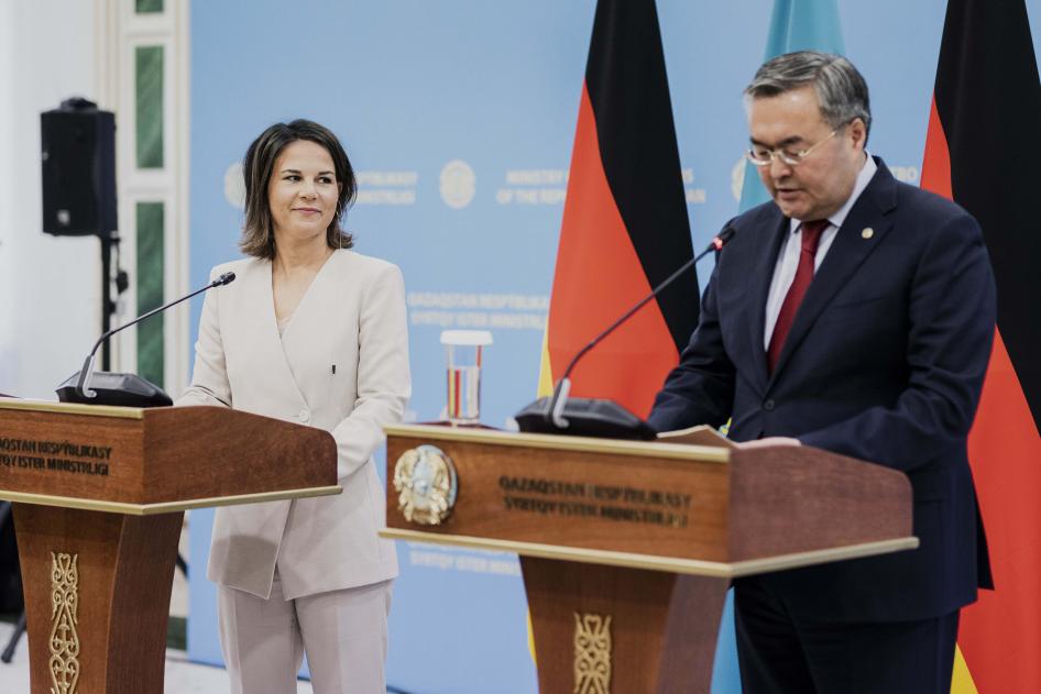 Annalena Baerbock (left), Federal Foreign Minister, and Muchtar Tleuberdi, Foreign Minister of Kazakhstan, during a press conference in Astana, October 31, 2022.