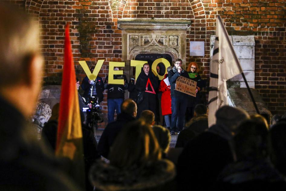 Ludzie biorący udział w proteście “Stop Lex Czarnek” na Rynku Głównym w Krakowie, Polska, 15 luty 2022