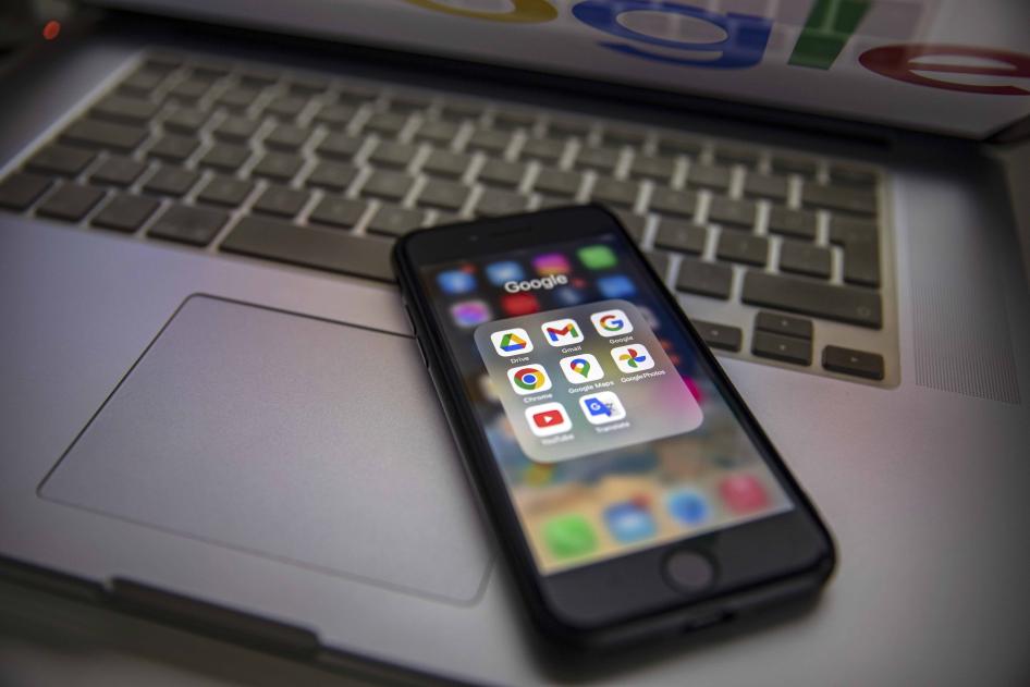 Google apps are displayed on a smartphone.