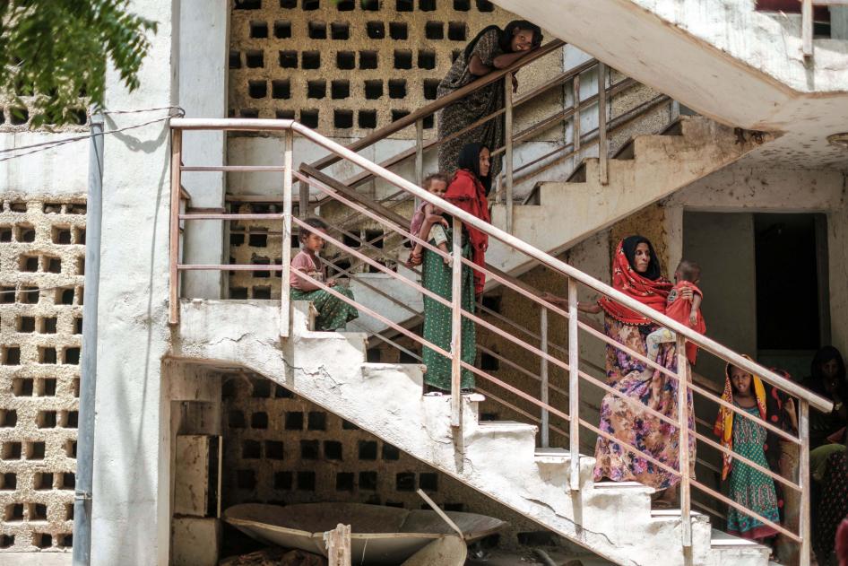 Des bâtiments abandonnés servent d'abri à des personnes déplacées à l'intérieur des frontières dans le nord de l'Éthiopie, près de la ville de Dubti, dans la région d'Afar, le 7 juin 2022.