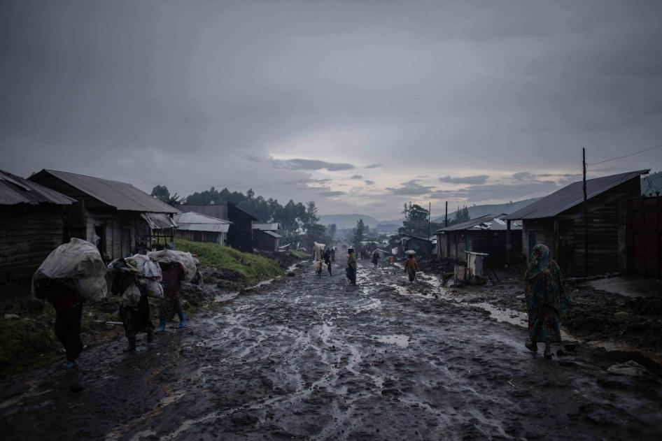 After the rain, traders leave the market with their luggage in Kitchanga