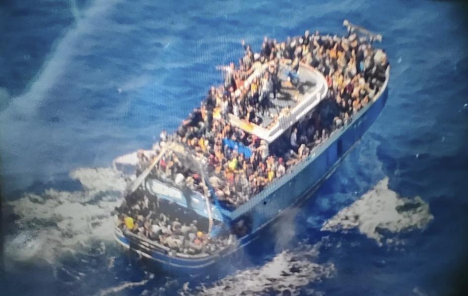 Cette image non datée, fournie par les garde-côtes grecs le mercredi 14 juin 2023, montre de très nombreuses personnes occupant pratiquement chaque parcelle d’espace du pont d'un bateau de pêche endommagé qui a ensuite chaviré et coulé au large du sud de la Grèce. © 2023 Garde côtière grecque (Hellenic Coast Guard) via AP 