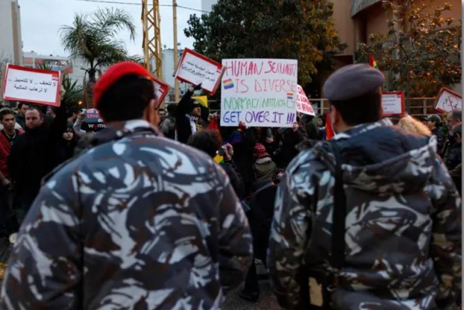 Des policiers libanais surveillaient une manifestation en faveur des droits LGBT à Beyrouth, le 22 février 2009. Ce rare rassemblement avait été organisé par une vingtaine d’homosexuels pour protester contre les violences infligées à deux homosexuels par deux policiers en civil&nbsp;; les autorités de police avaient nié ces abus.
