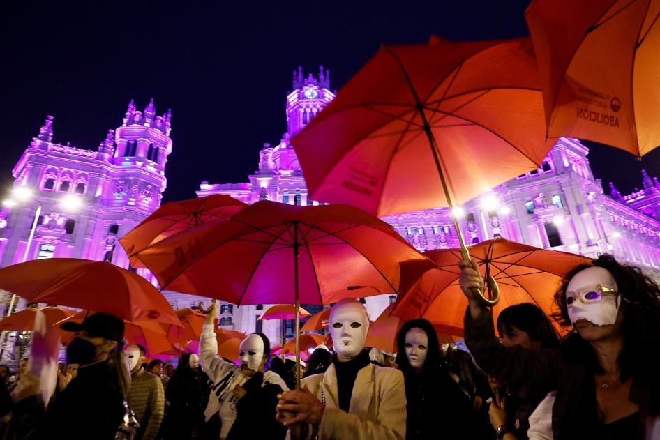 Lors d'un événement organisé le 8 mars 2023 à Madrid, Espagne, à l'occasion de la Journée internationale de la femme, des travailleuses du sexe, masquées, demandent que les clubs où elles travaillent ne ferment pas.