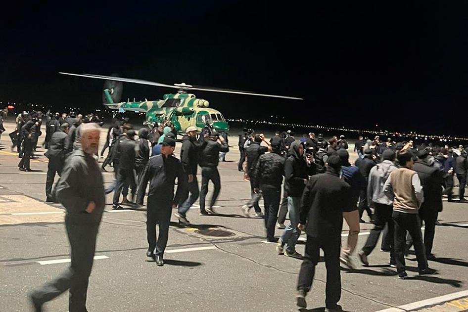 A mob of people at an airport
