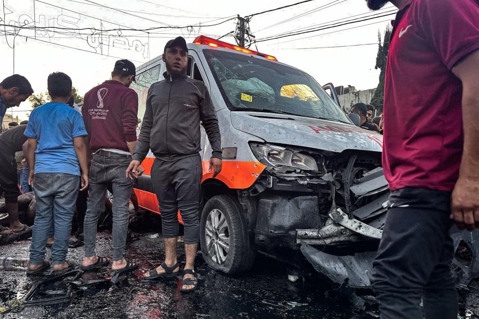Menschen versammeln sich um einen Krankenwagen, der bei einem Angriff vor dem Al-Shifa-Krankenhaus in Gaza-Stadt beschädigt wurde, am 3. November 2023.
