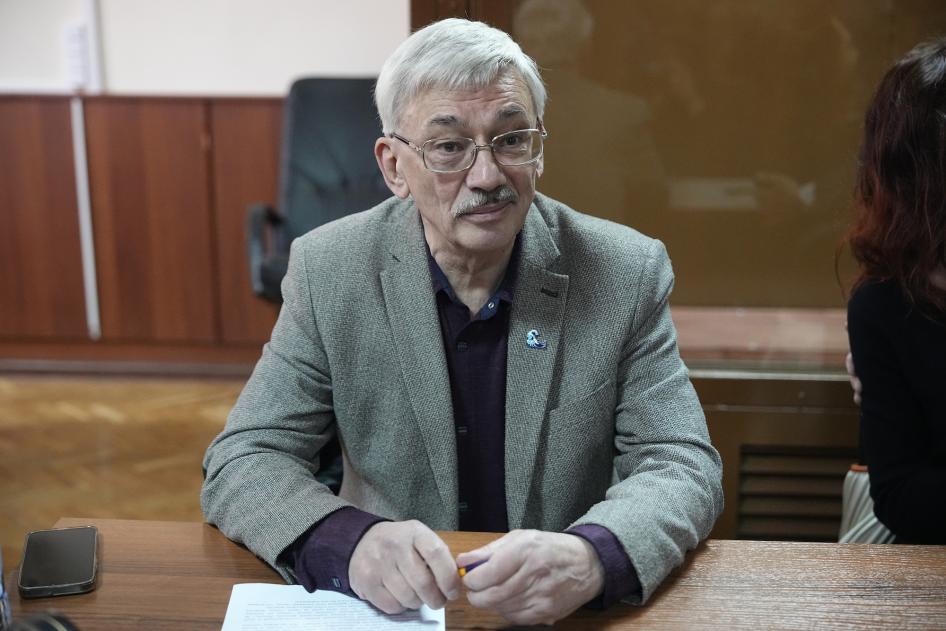 Олег Орлов в зале суда, Москва, Россия, 11 октября 2023 г.
